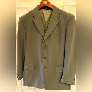 Jos A Banks men’s loden green suit size 44 long. Trousers are 36 x 32.